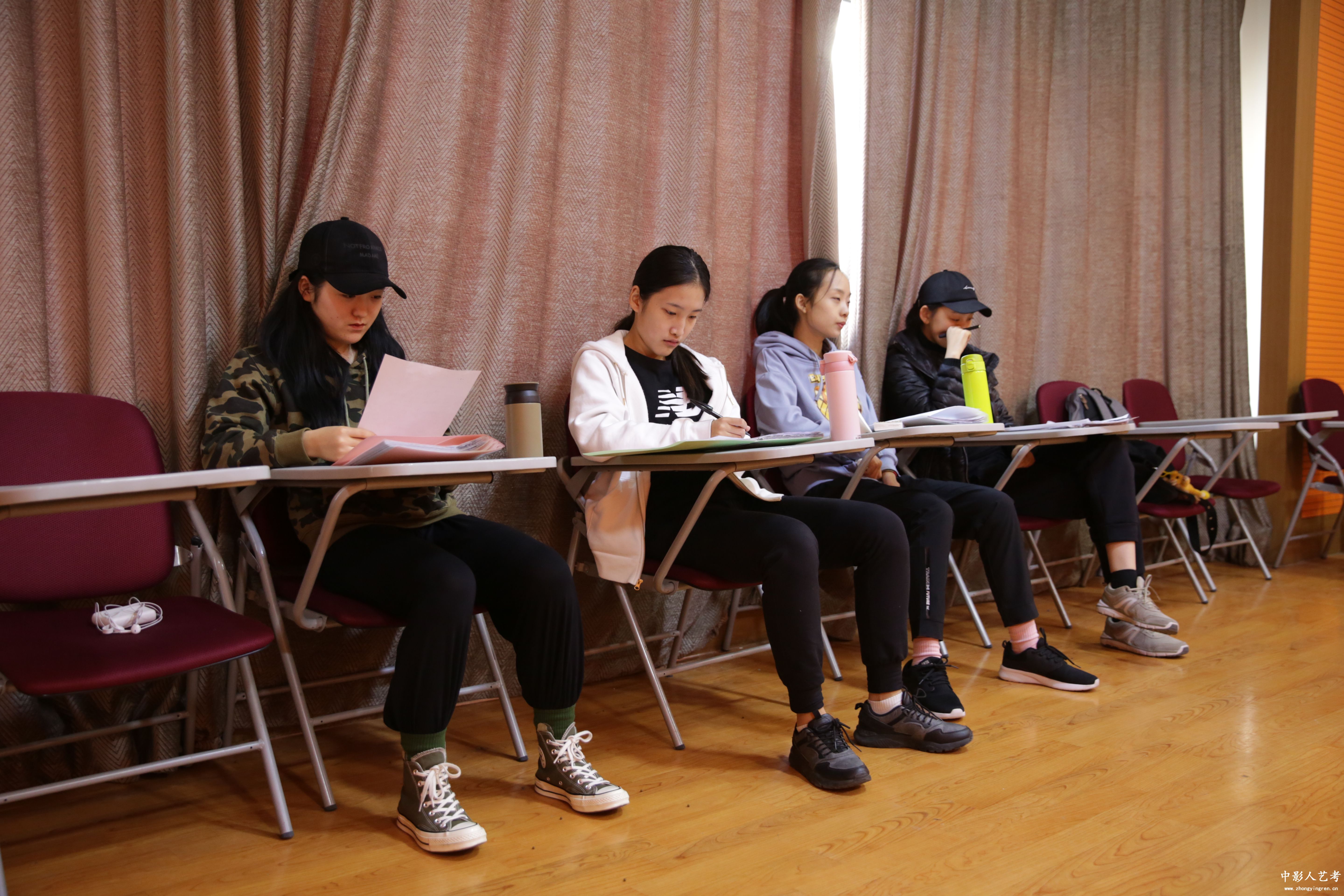 ��������